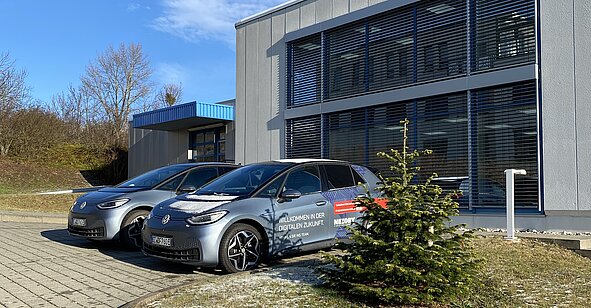 Firmenautos auf dem Parkplatz des Nexory GmbH Geländes