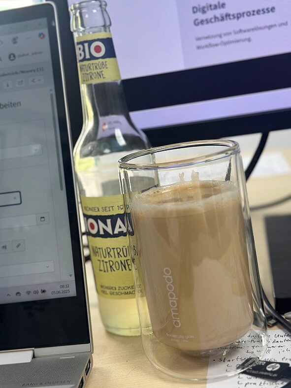 Ein Limonade und ein Kaffee auf dem Arbeitsplatz